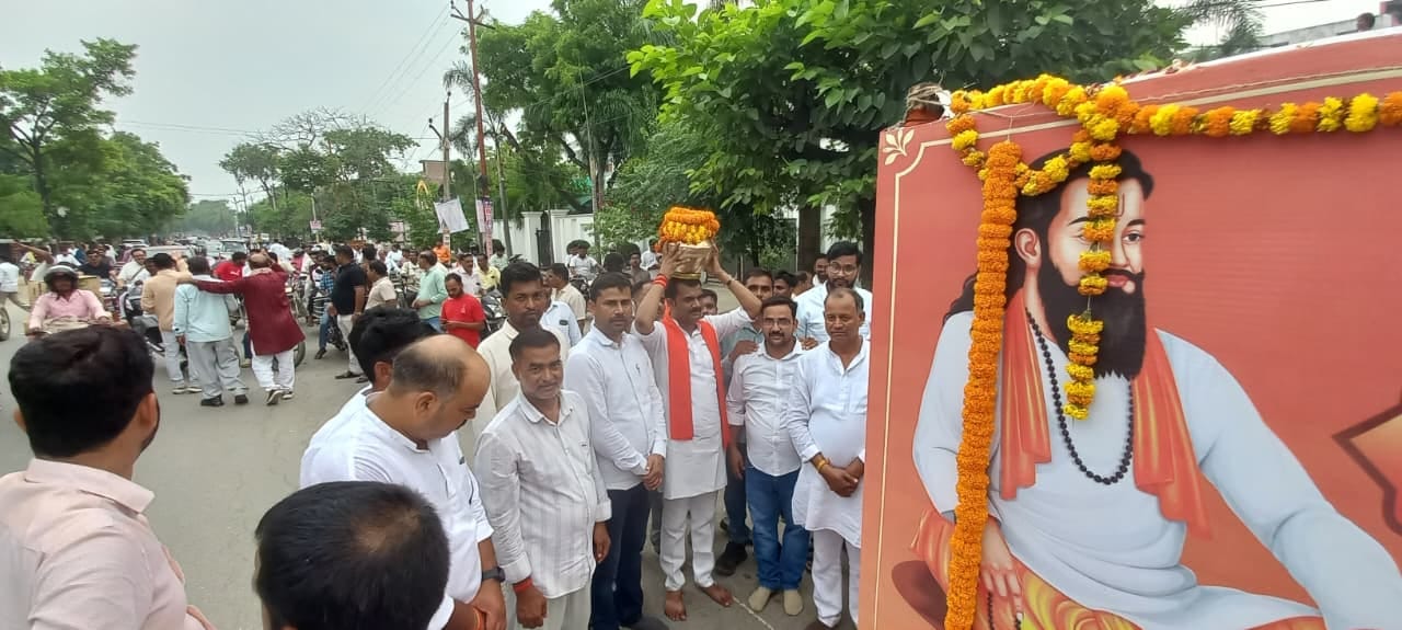 सिद्धिकपुर से निकली गुरु रविदास कलश वंदन यात्रा के दौरान कलश के साथ श्रद्धालु, भाजपा पदाधिकारी 