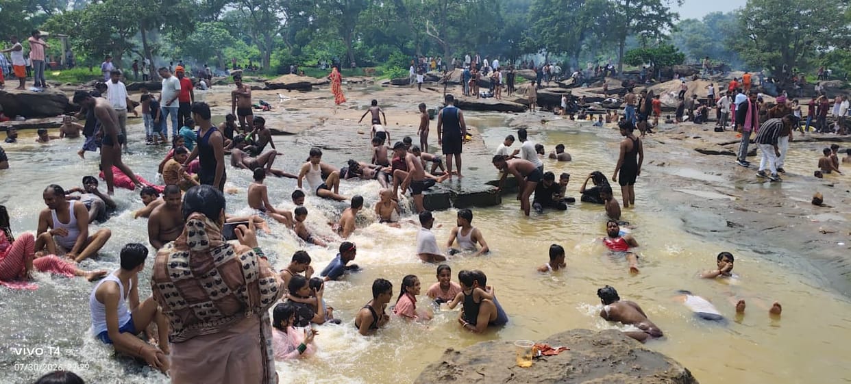 Tourists flock to Siddhnath Dari; traffic jam on the road as parking fills up.