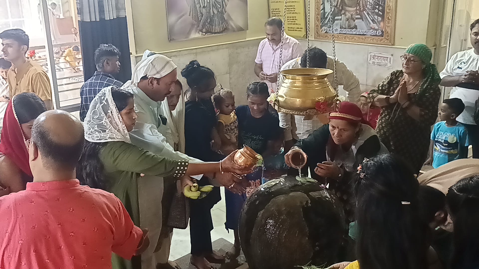 सावन के पहले सोमवार को पांवटा साहिब के प्राचीन पातालेश्वर महादेव मंदिर में जलाभिषेक करते श्रद्ध