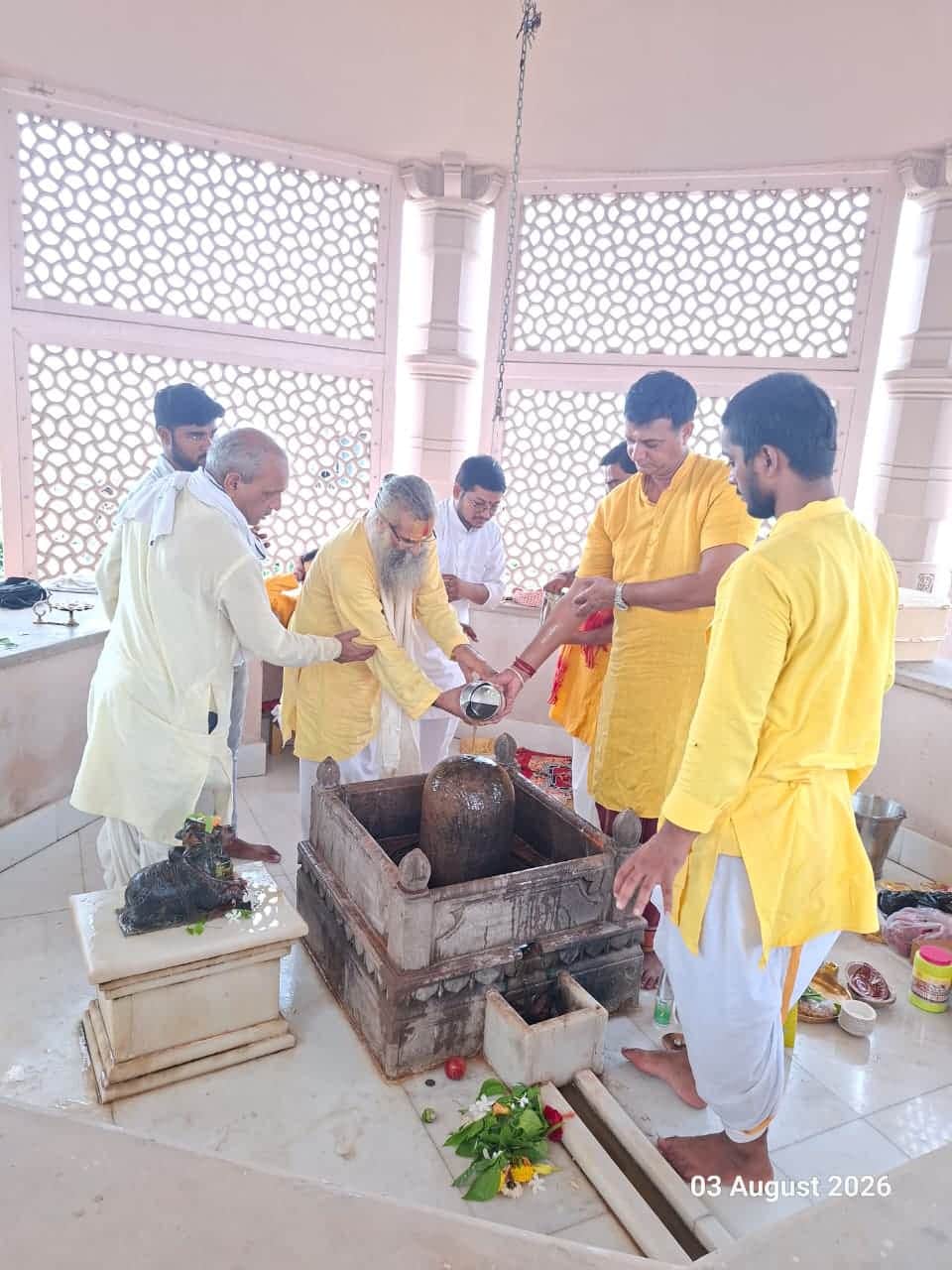 सावन के पहले सोमवार पर श्रीराम मंदिर प्रांगण कुबेर टीला में अर्चकों के साथ  बाबा का रुद्राभिष