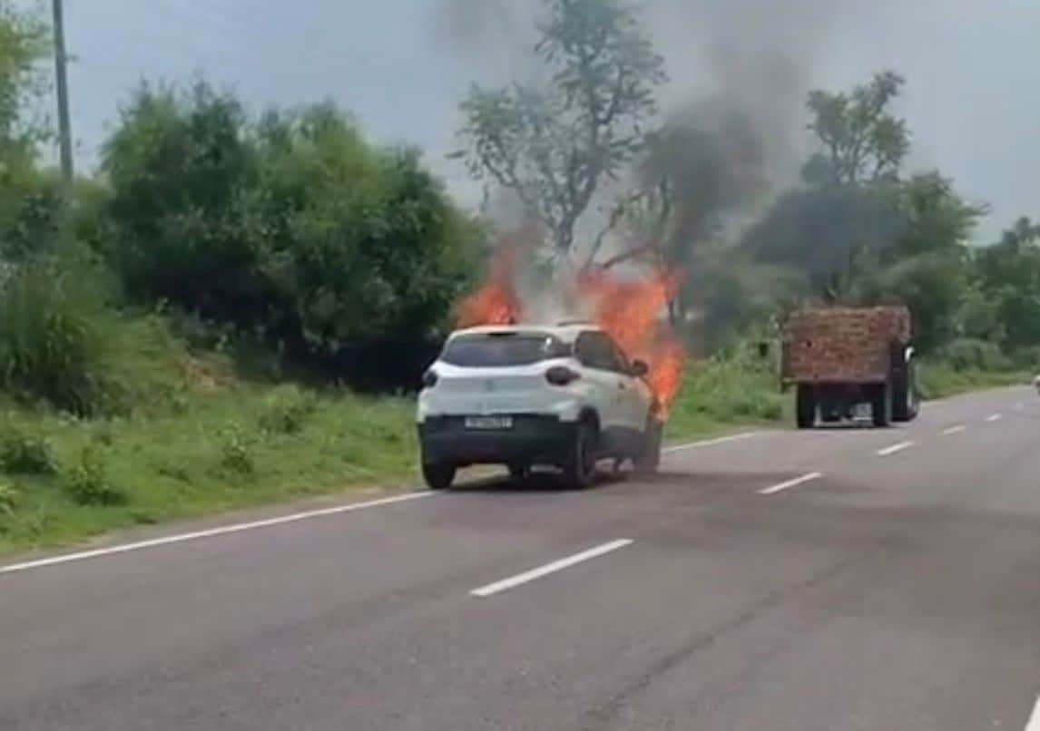 Car catches fire while moving; dental surgeon jumps out to save his life