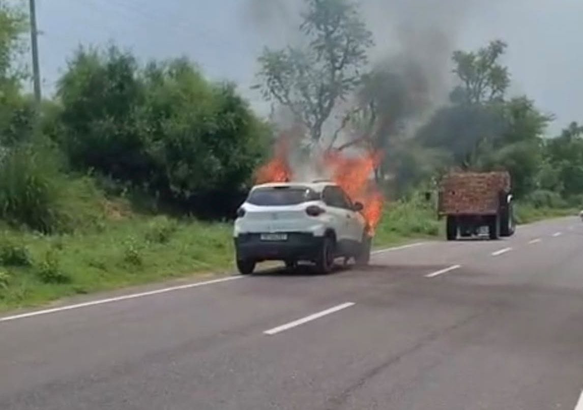 Car catches fire while moving; dental surgeon jumps out to save his life