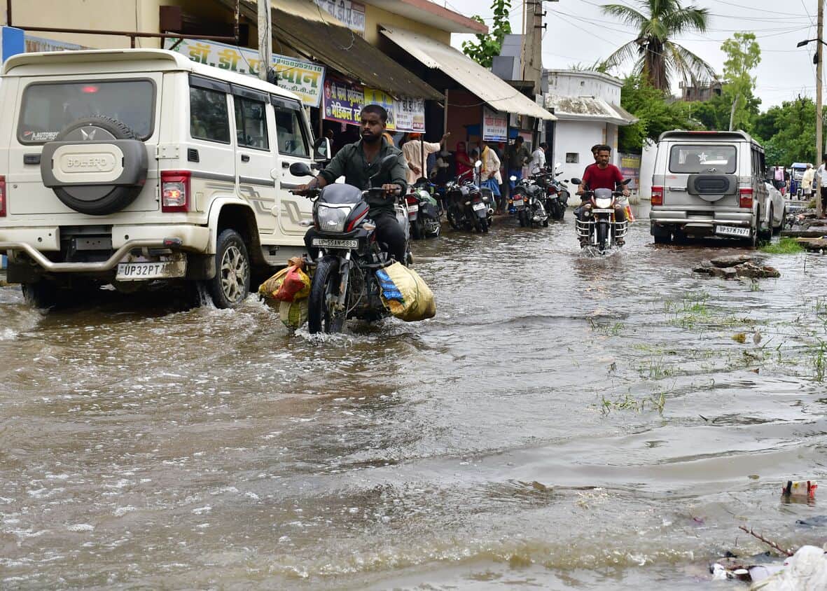 Siddharthnagar News: Two hours of rain leaves shops and roads flooded