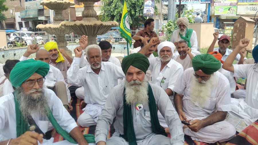 Kisan Morcha begins sit-in protest demanding the construction of Shaheed Chowk