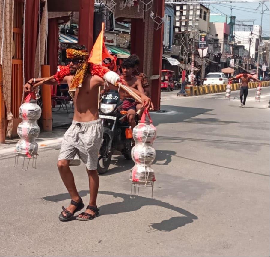 शामली के शिव चौक से बोल बम, बम बम के जयघोष के साथ आगे बढ़ते शिवभक्त। संवाद