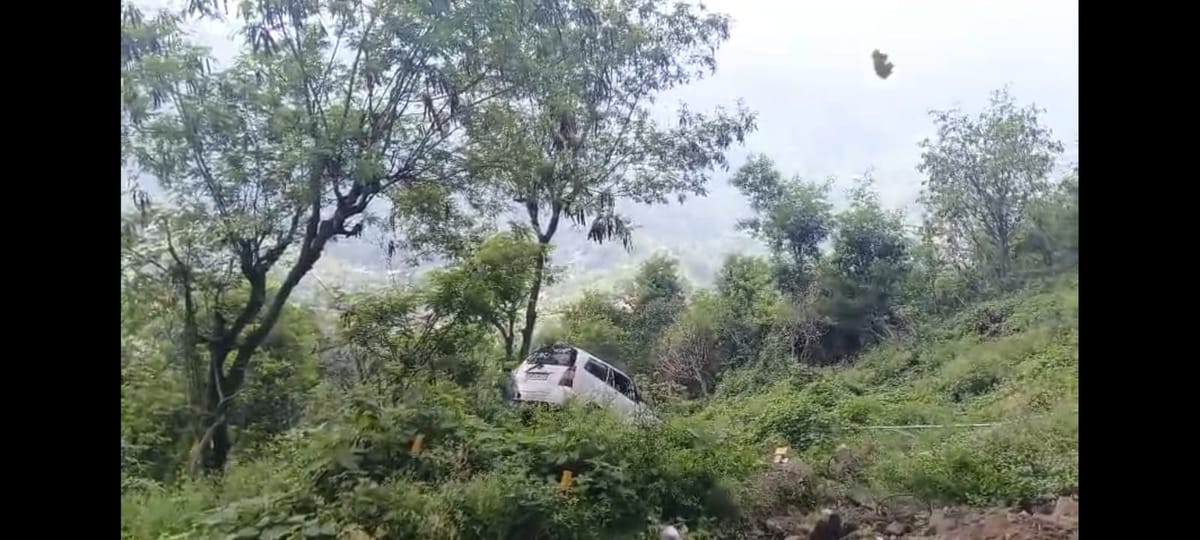 Bilaspur News: नयना देवी मार्ग पर श्रद्धालुओं की कार खाई में गिरी