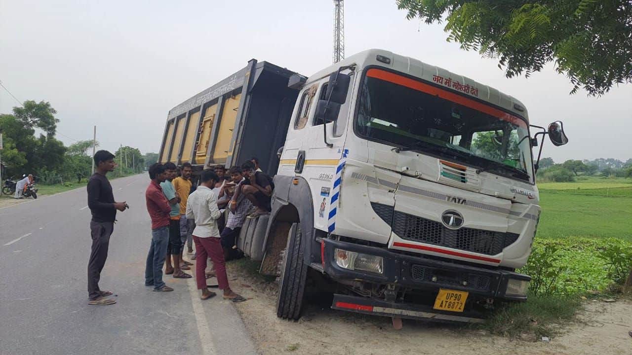 शिवगढ़ में सड़क किनारे धंसा ट्रेलर।