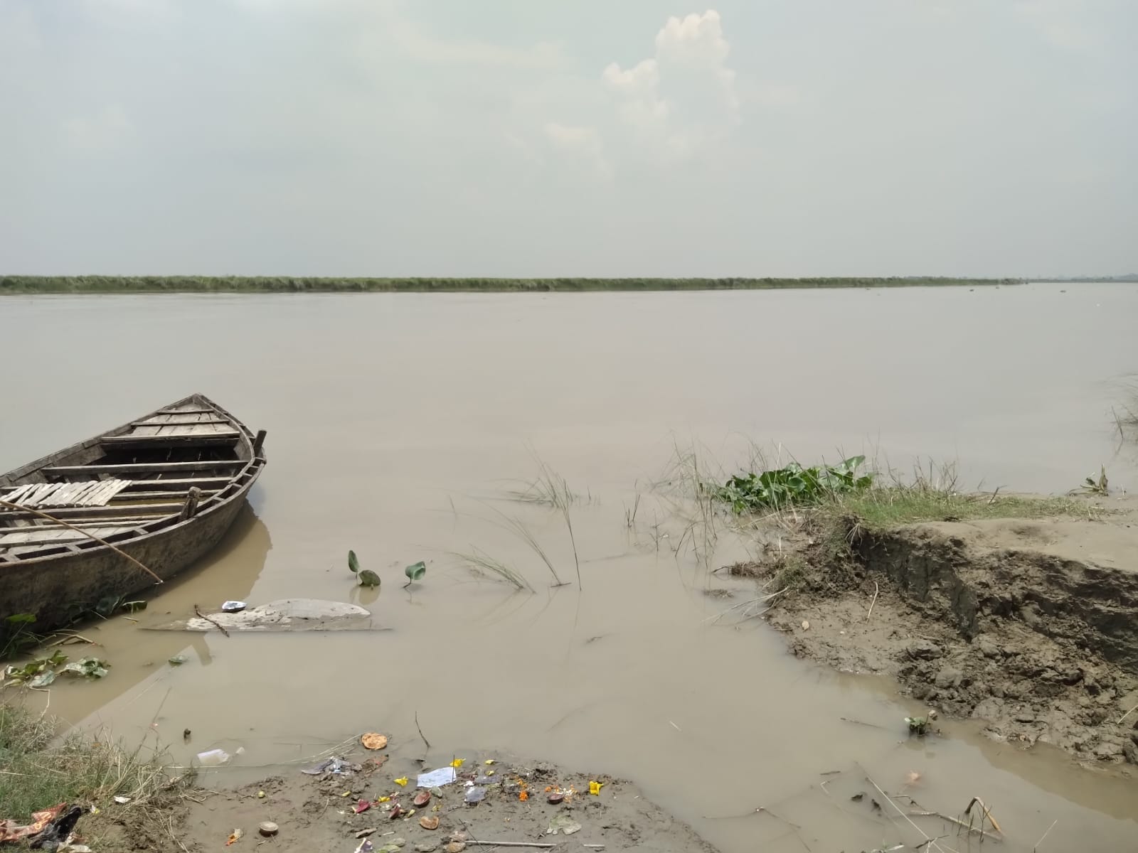 टांडा क्षेत्र में लगातार बढ़ रहा सरयू नदी का जलस्तर।संवाद