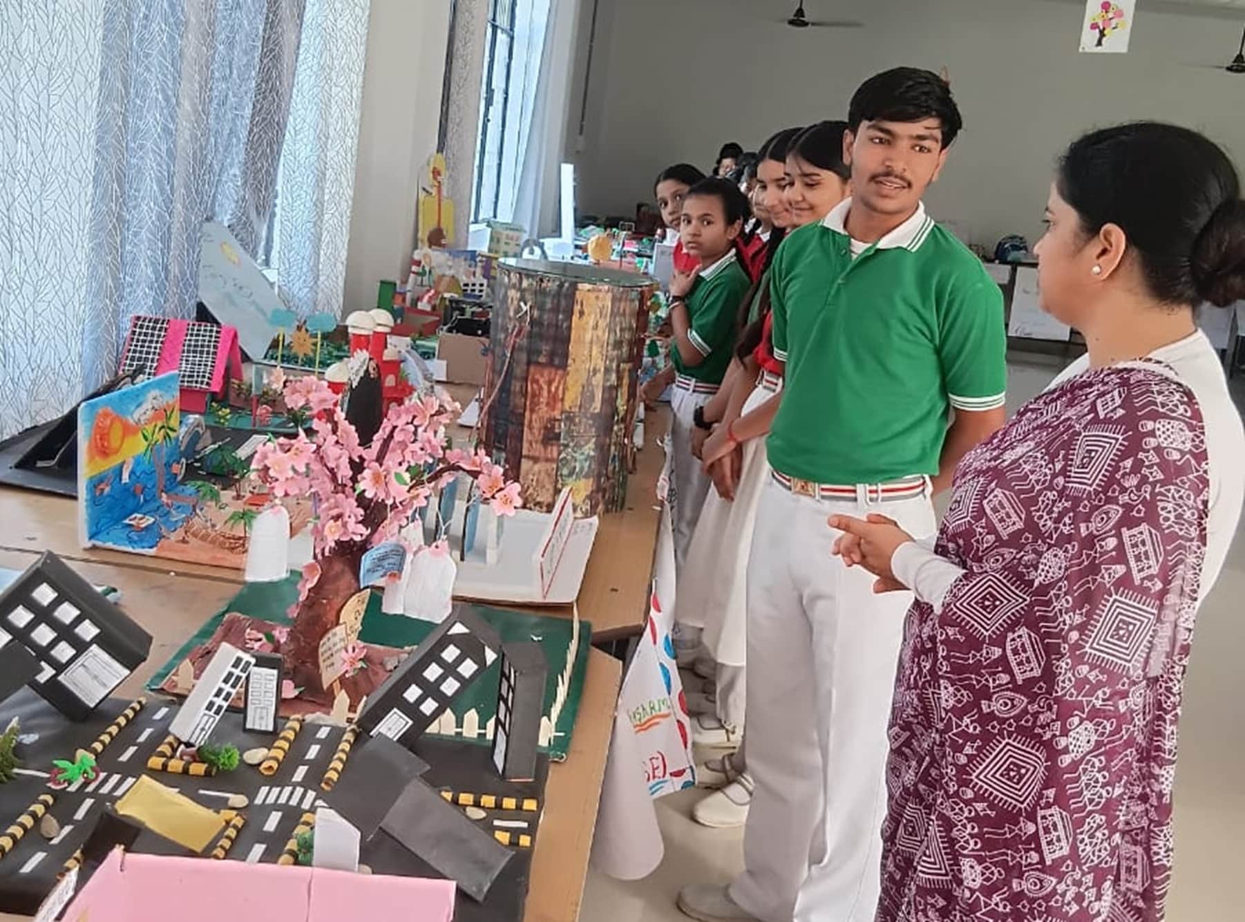 टैगोर बाल निकेतन पब्लिक स्कूल में प्रदर्शनी का अवलोकन करतीं अतिथि। संस्थान