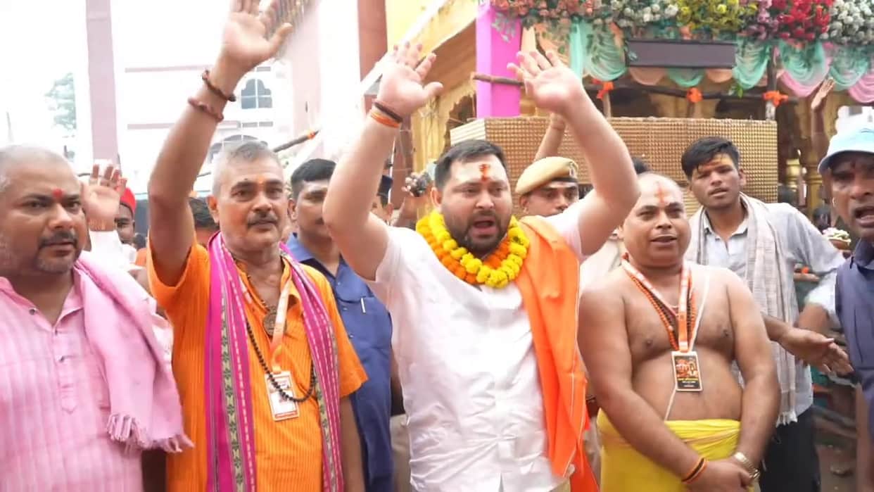 Bihar tejaswi yadav offers prayers at baba hariharnath temple sonepur sawan somwari