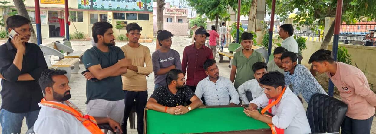 Hindu Yuva Vahini creates a ruckus; two vendors detained.