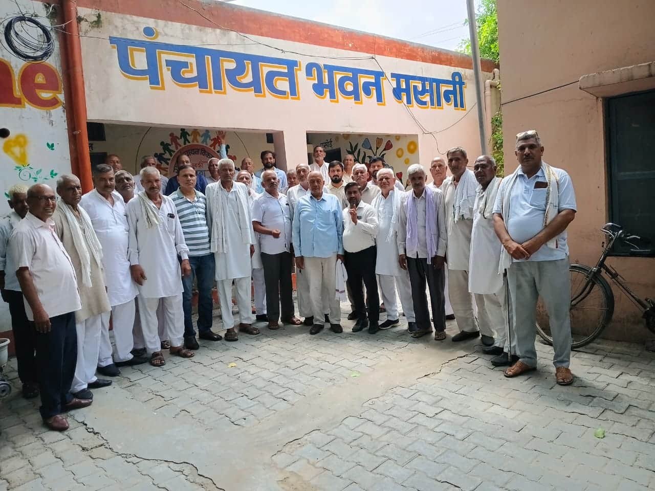 ट्रैक्टर-कार यात्रा को लेकर चर्चा करते लोग। स्रोत : ग्रामीण