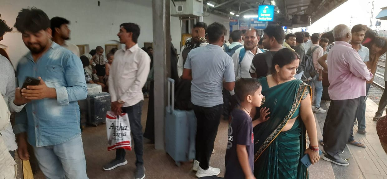 Anand Vihar-Purnia Court Special arrived six hours late, increasing the trouble of passengers