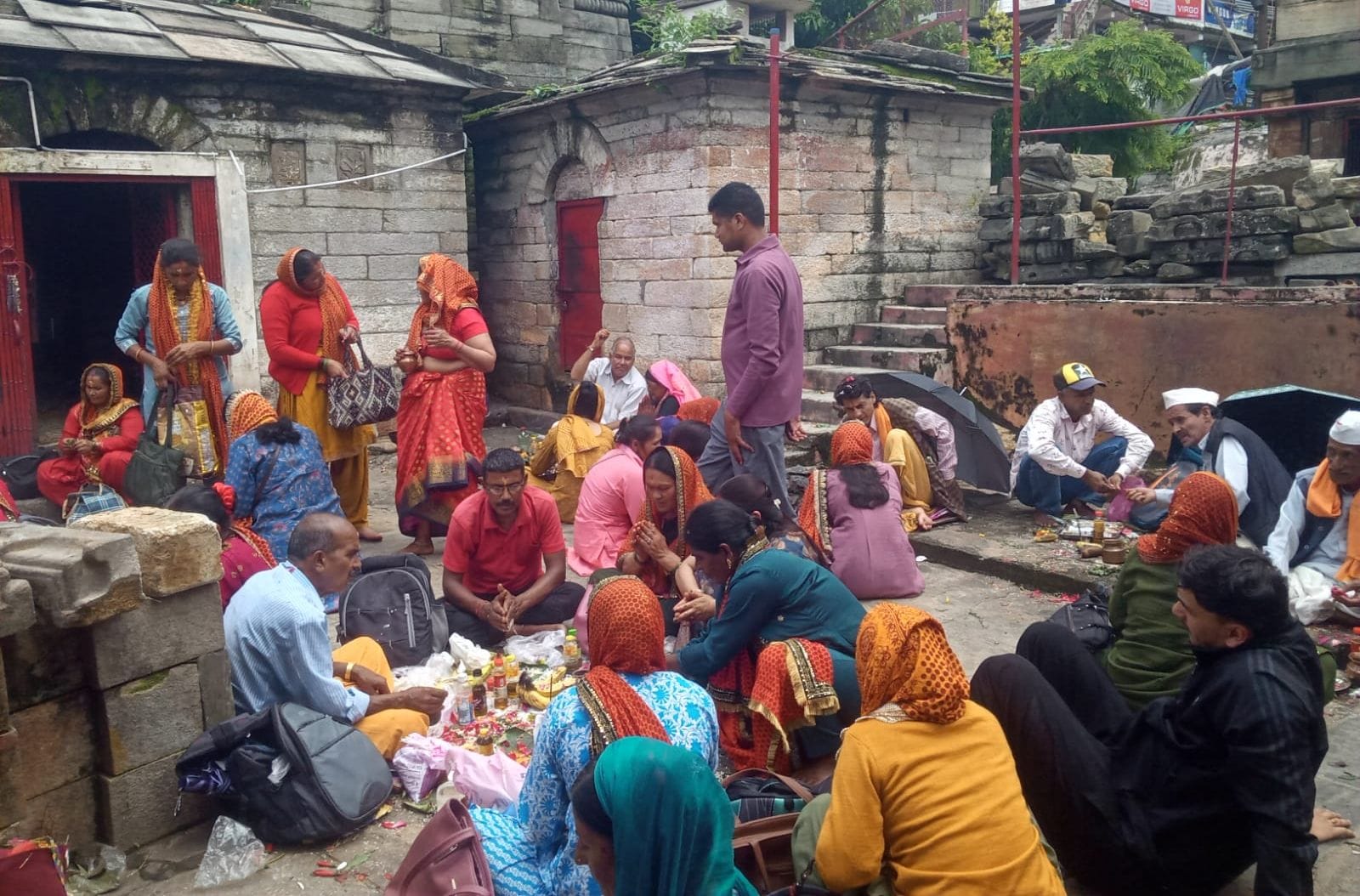 थल के पौराणिक बालेश्वर मंदिर में पूजा-अर्चना करते श्रद्धालु। 