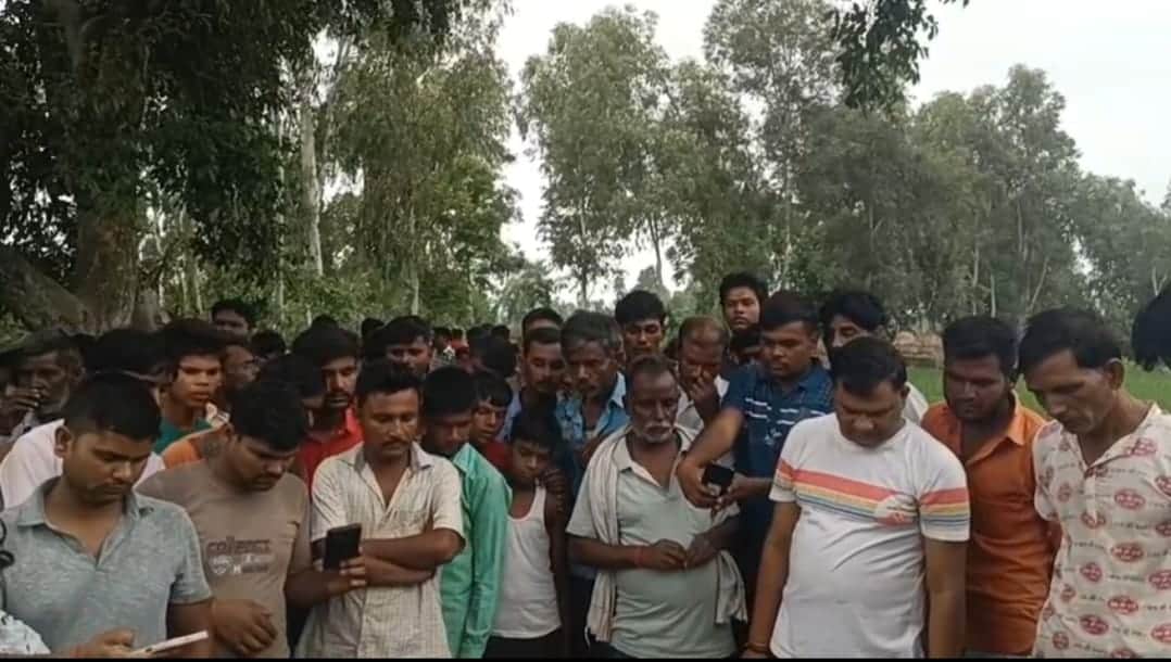 थाना गजरौला क्षेत्र के गांव सुहास में शव मिलने के बाद लगी ग्रामीणोंं की भीड़। संवाद