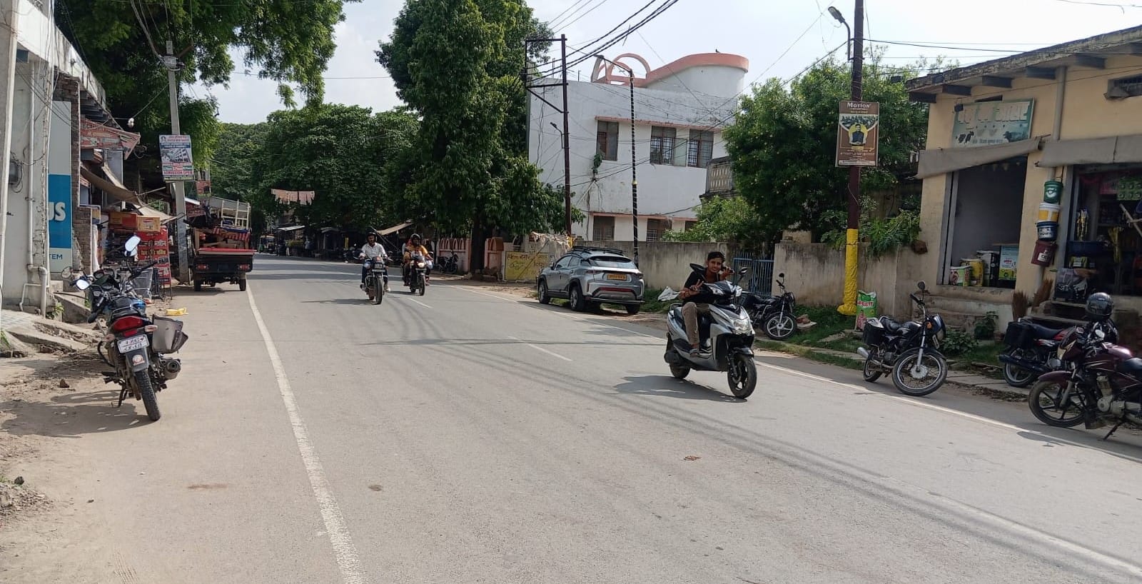 धूप के कारण ज्ञानपुर की सड़क पर पसरा सन्नाटा। संवाद