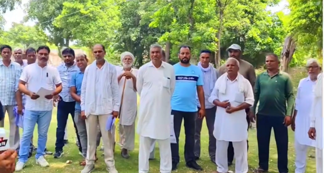 उपायुक्त से मुलाकात के बाद मामले की जानकारी देते ग्रामीण। सोशल मीडिया