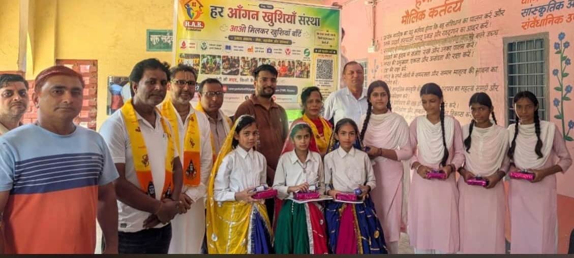विजेता प्रतिभागियों के साथ शिक्षक व संस्था के पदाधिकारी। आयोजक
