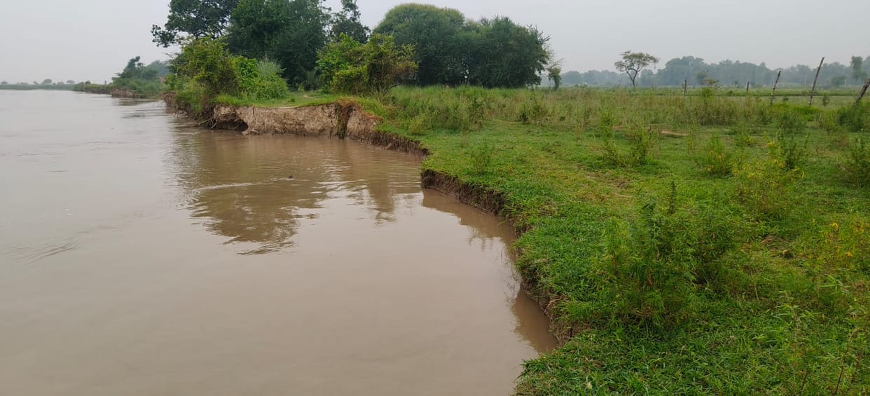 Pressure on embankments increases, villagers fear erosion