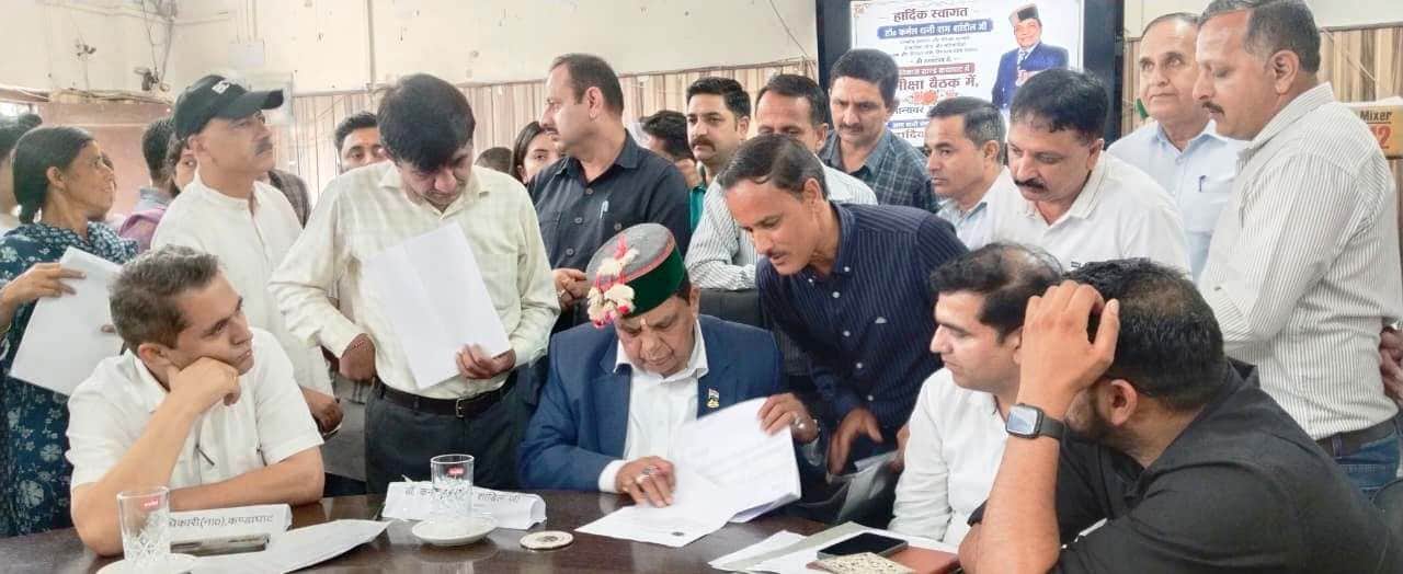 विकास खंड कंडाघाट कार्यालय में जनसमस्याएं सुनते स्वास्थ्य मंत्री कर्नल डॉ. धनीराम शांडिल। स्रोत