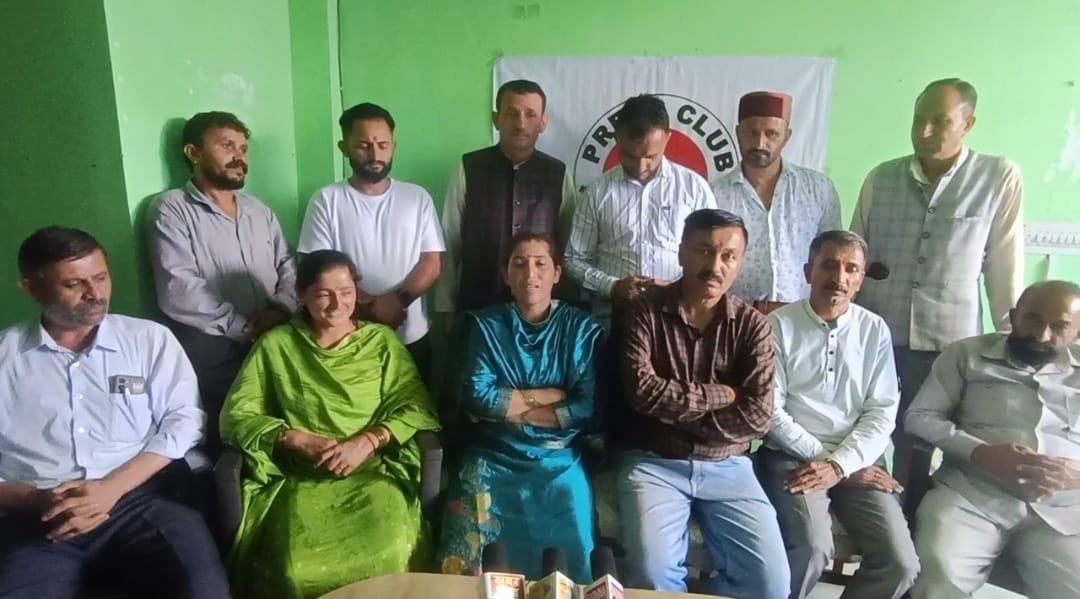 विकासखंड कार्यालय संगड़ाह में पदभार ग्रहण करने के बाद नवनिर्वाचित पंचायत समिति अध्यक्षा अनिला च