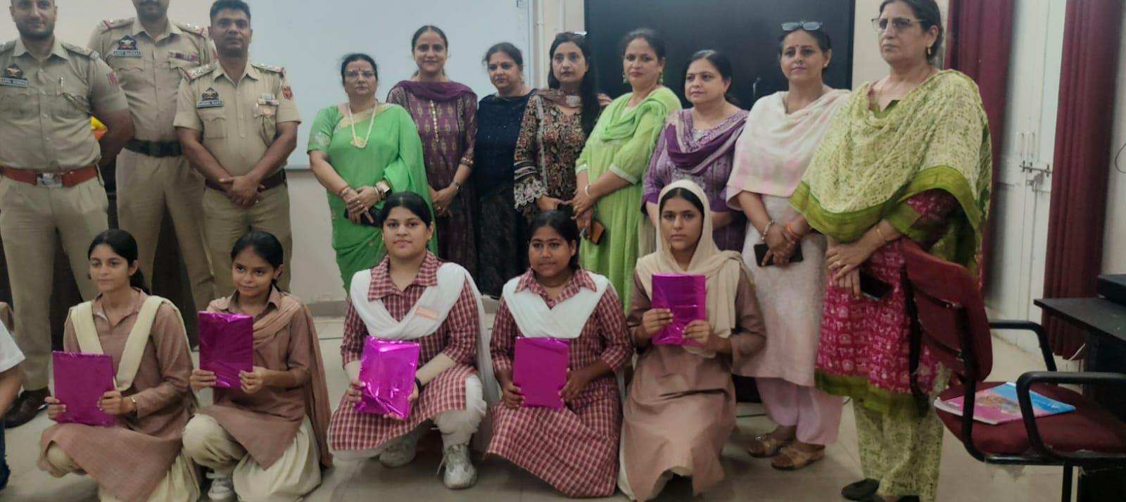 वाद विवाद प्रतियोगिता के बाद प्रतिभागी, एसएचओ और स्कूल स्टाफ। विज्ञप्ति