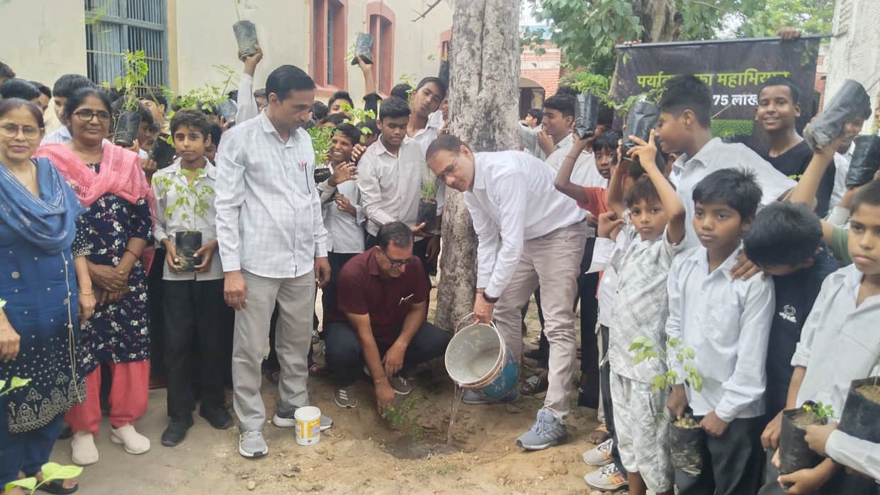 Students planted saplings on the school campus.