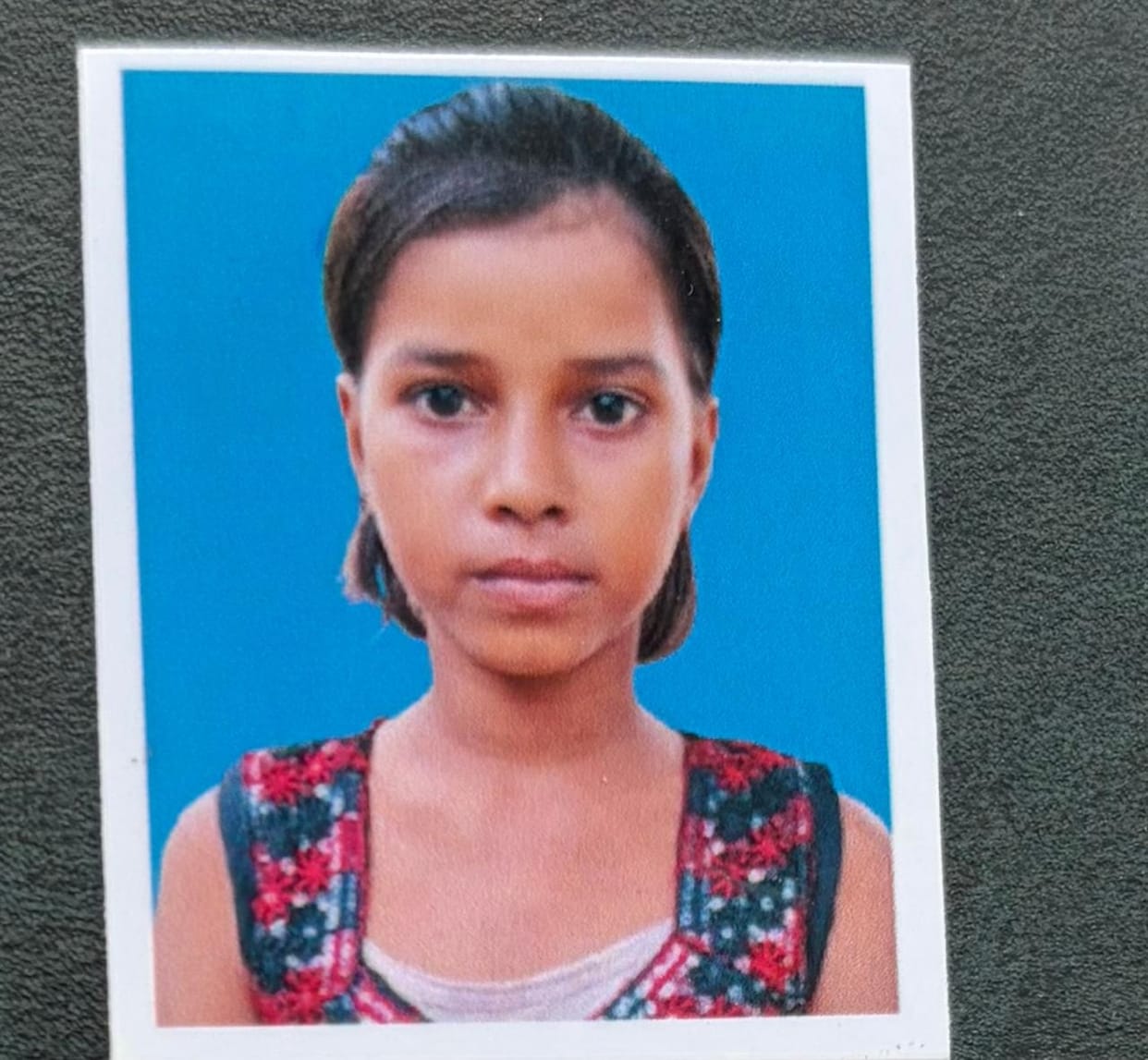 Daughter fell into a well while going to get water; mother jumped in to save her; girl died.