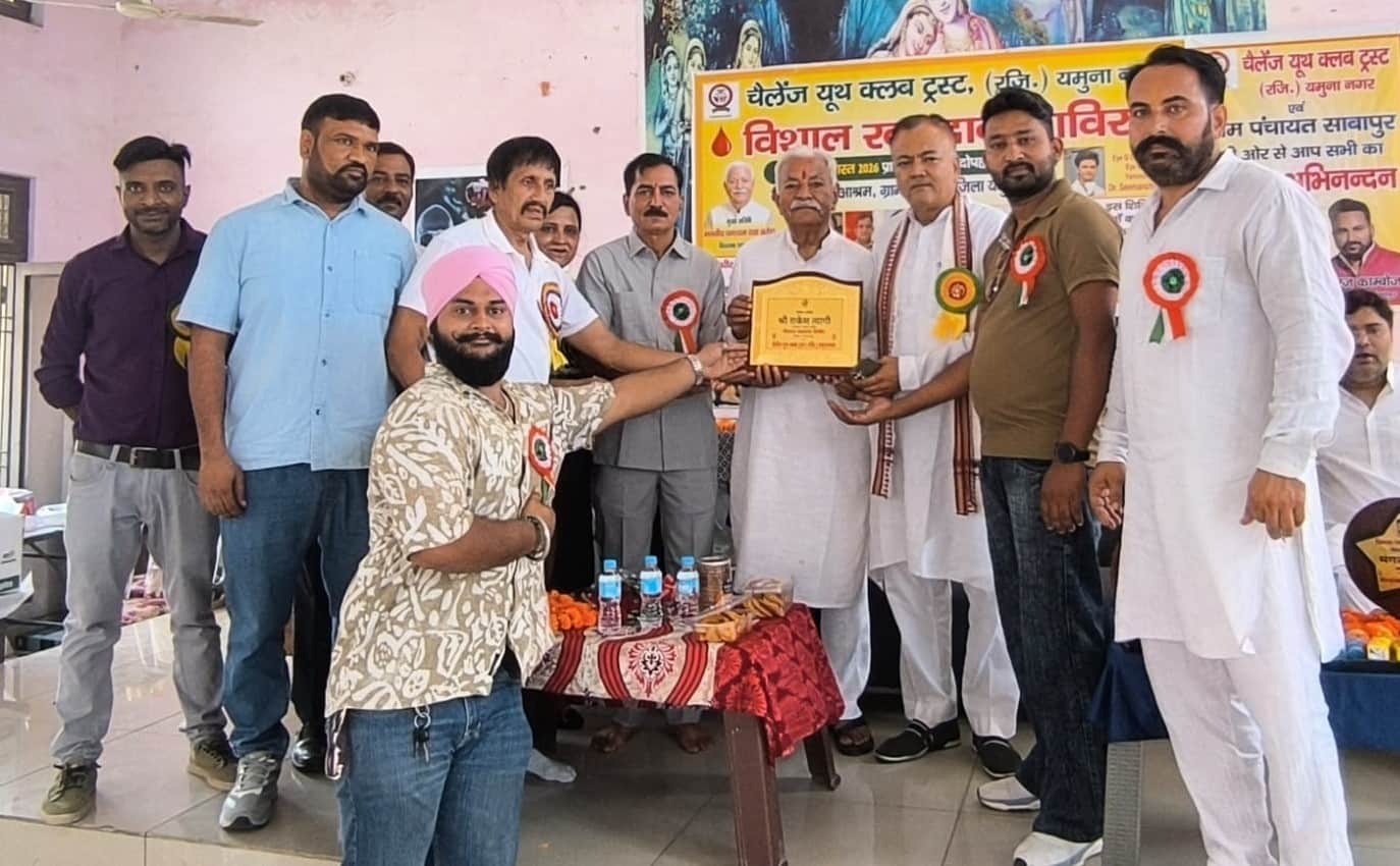 विधायक का स्वागत करते चैलेंज यूथ क्लब के पदाधिकारी। आयोजक