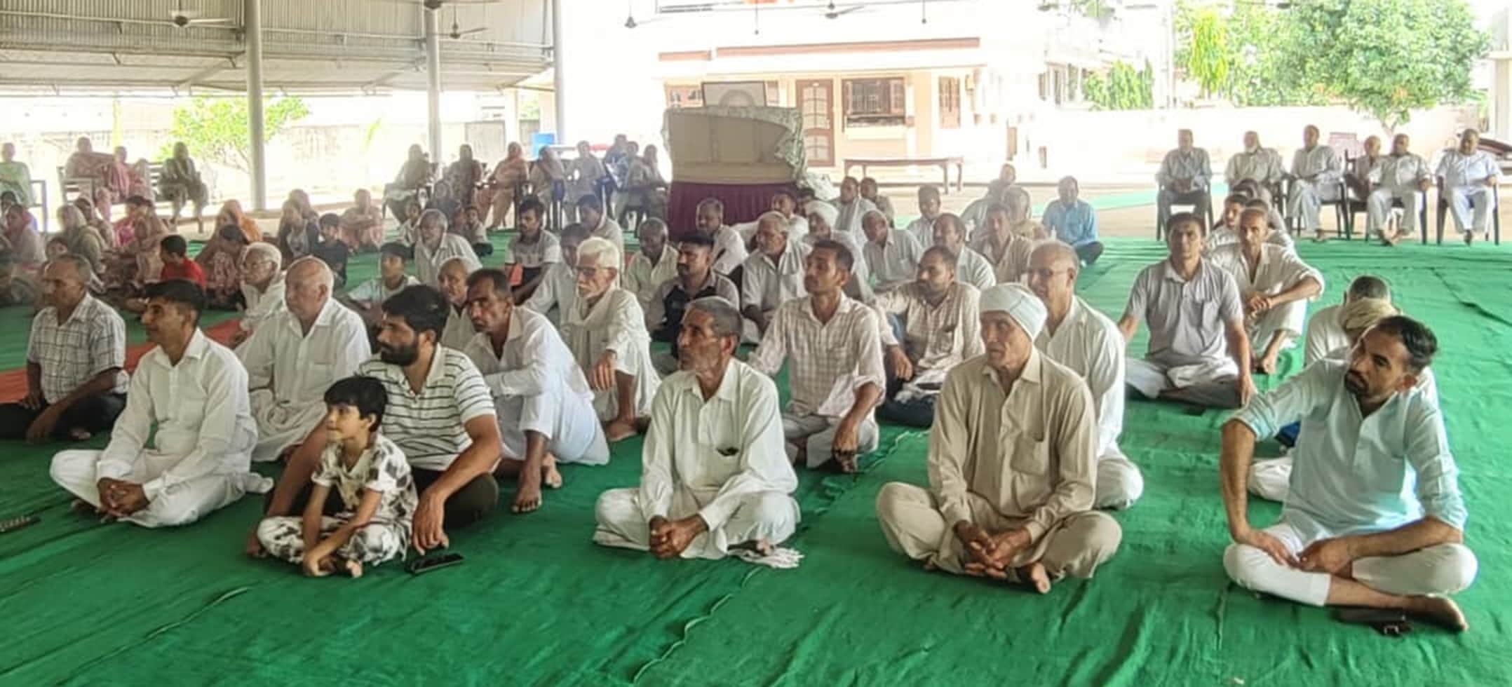 व्यासपुर स्थित दिव्य ज्योति जागृति संस्थान आश्रम में सत्संग सुनते श्रद्धालु। प्रवक्ता
