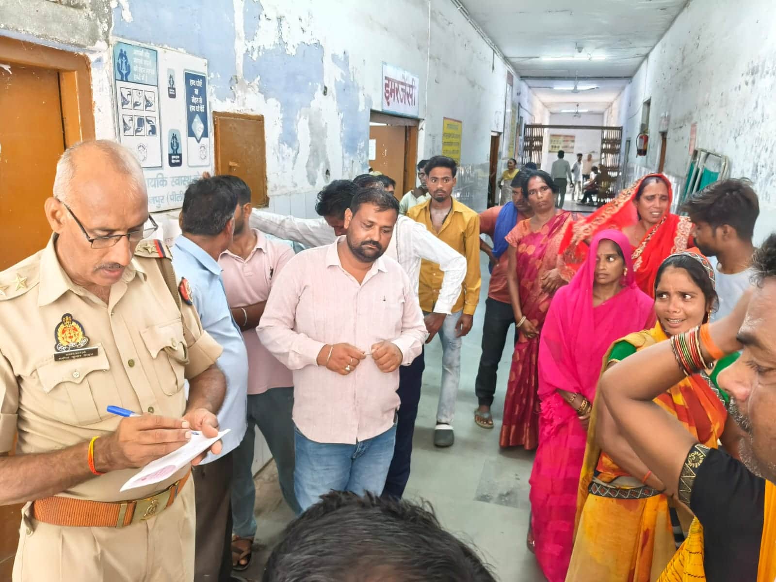युवती की मौत पर सीएचसी में परिजन से पूछताछ करती पुलिस -संवाद