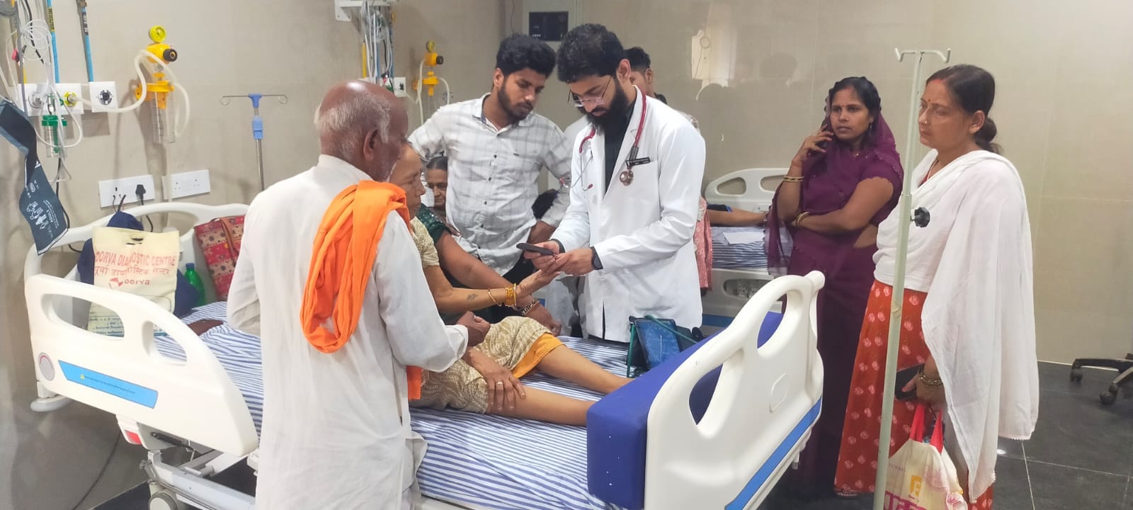 आपातकालीन चिकित्सा के लिए आई महिला मरीज का स्वास्थ्य परीक्षण करते चिकित्सक