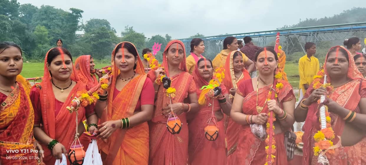 In Anpara, more than 100 women undertook a Kanwar Yatra and performed Jalabhishek.
