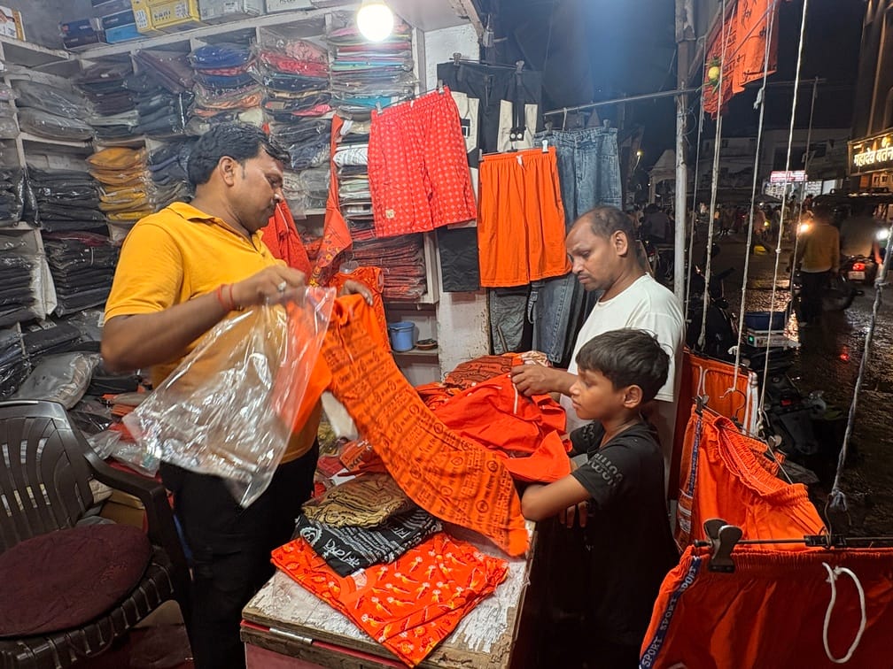 Siddharthnagar News: Markets turn saffron; increased bustle at clothing stores