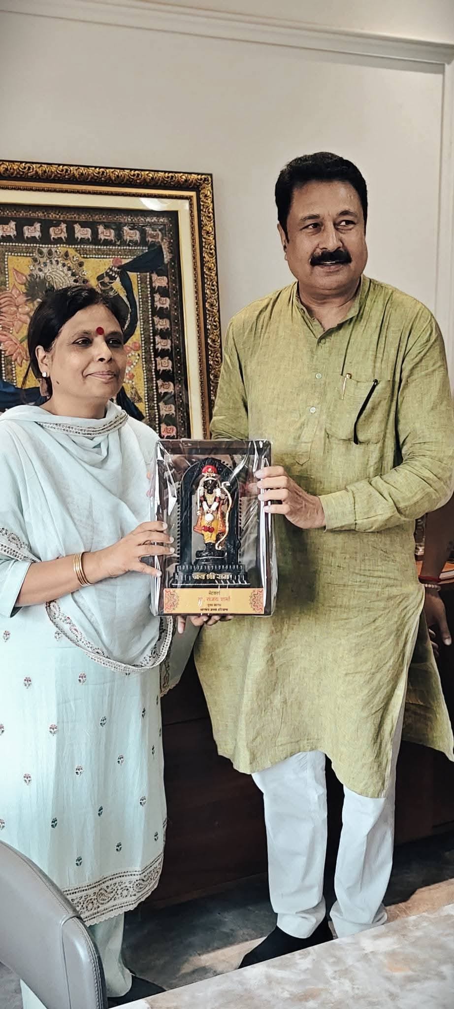 भाजपा प्रदेशाध्यक्ष डॉ. अर्चना गुप्ता से मुलाकात करते अंबाला के संजय शर्मा। स्वयं