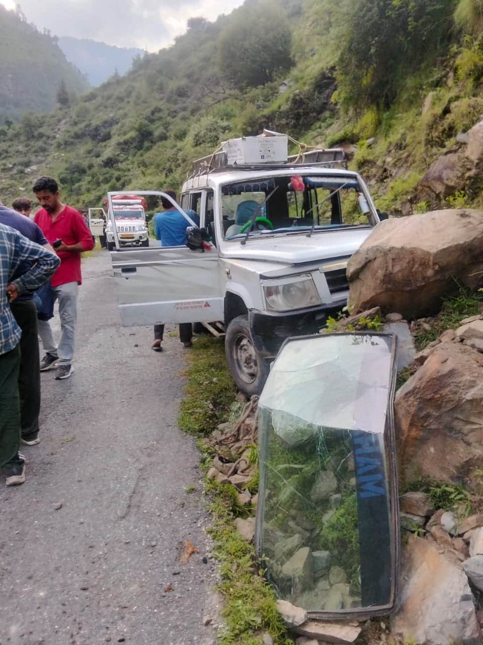 भंजराडू-बौंदेड़ी मार्ग पर ब्रेक फेल होने से जानें बचाने को सड़क किनारे चट्टान से टकराया गया वाह
