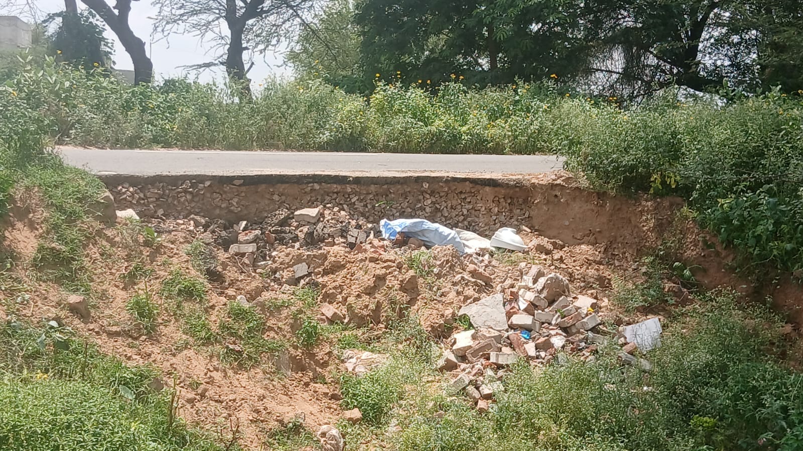 बहल-झूप्पा मार्ग पर सड़क के नीचे धंसी मिट्टी, जिससे दुर्घटना का खतरा बना हुआ है।