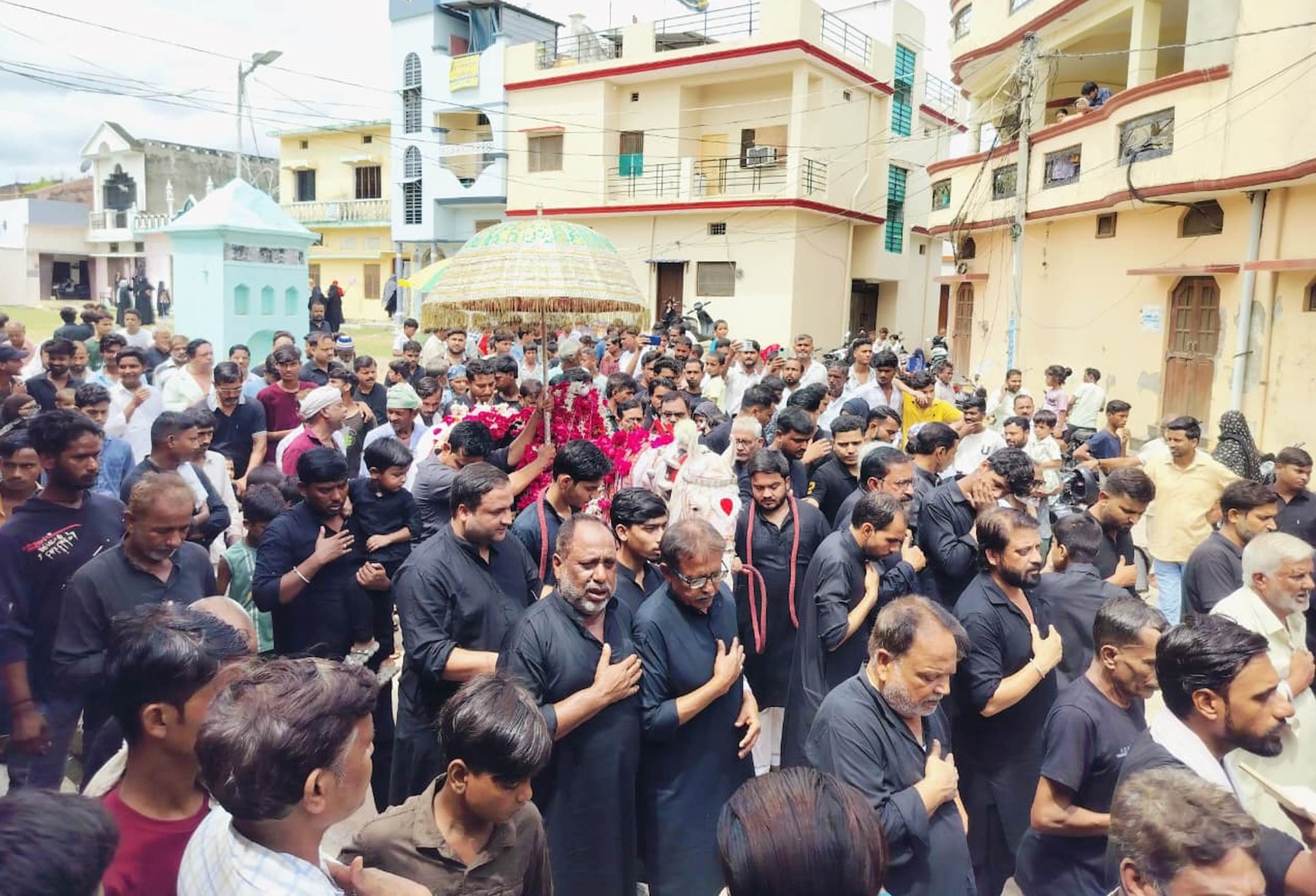 बहराइच में निकाले गए चेहल्लुम के जुलूस में मातम करते लोग।