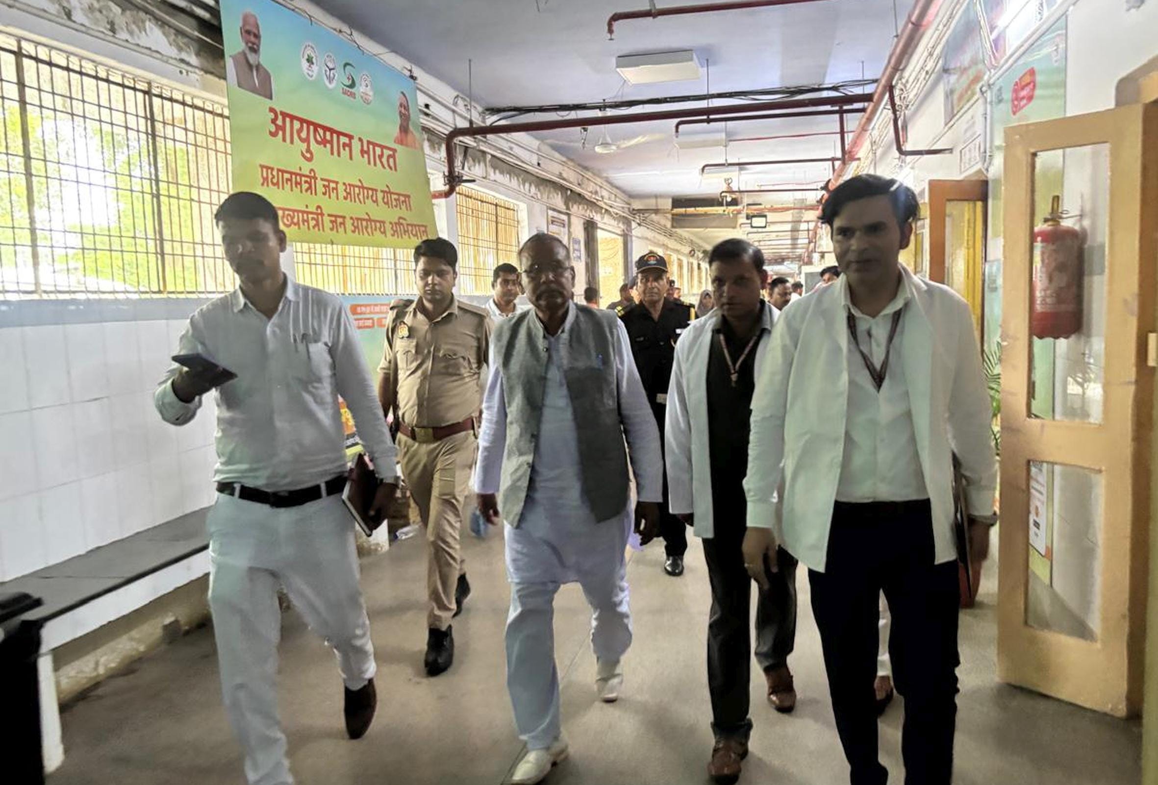 बहराइच मेडिकल कॉलेज का निरीक्षण करते अनुसूचित जाति / जन जाति के सदस्य रमेश चंद्र।