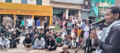 बहरियाबाद बाजार में चहल्लुम के जुलूस में खेताब फरमाते मौलाना मीसम अब्बास। संवाद