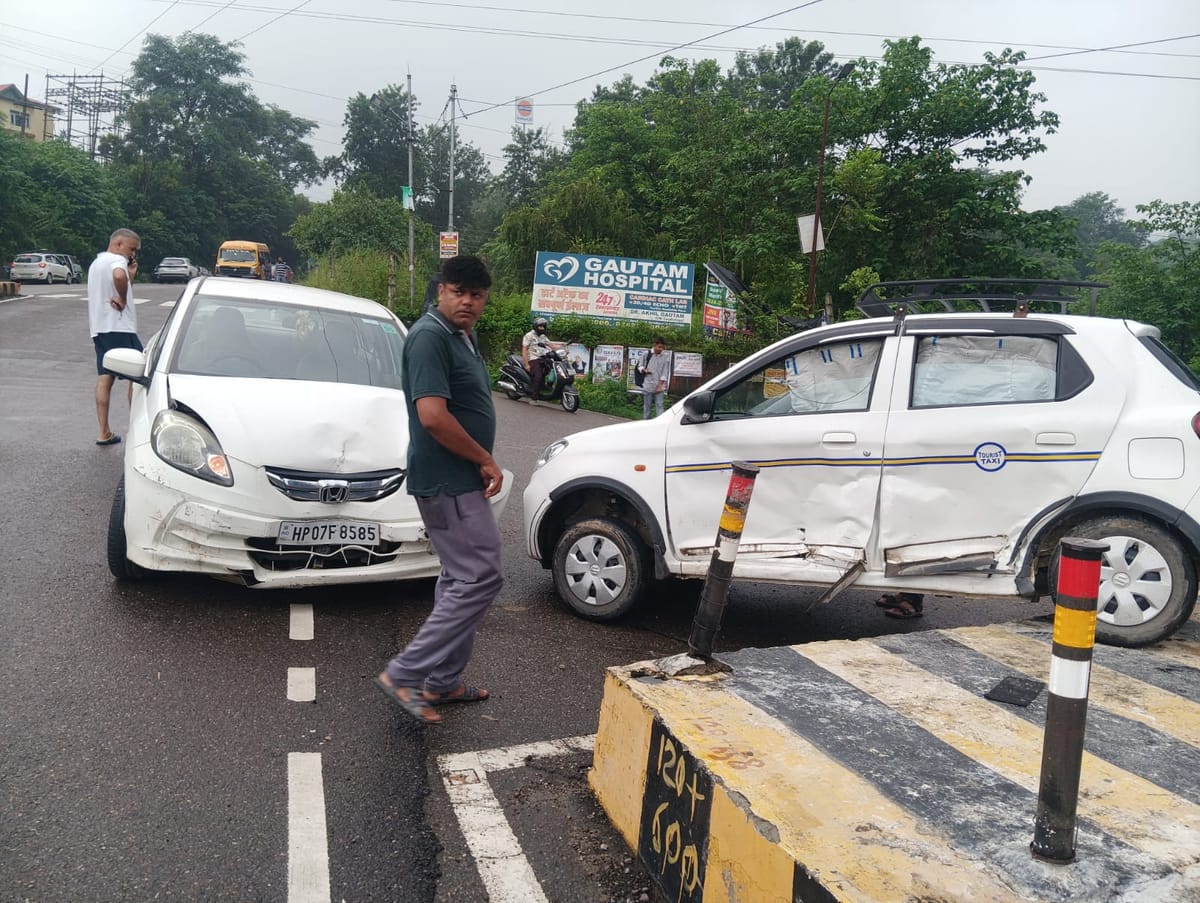 Hamirpur (Himachal) News: राधा स्वामी चौक पर दो कारों की भिड़ंत
