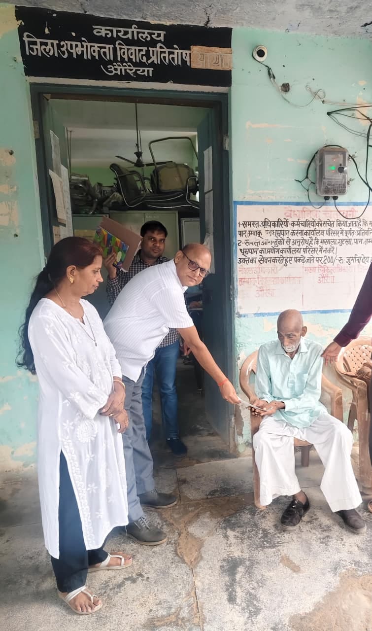 86-year-old man gets his due after 28 years; Chairman hands over cheque.