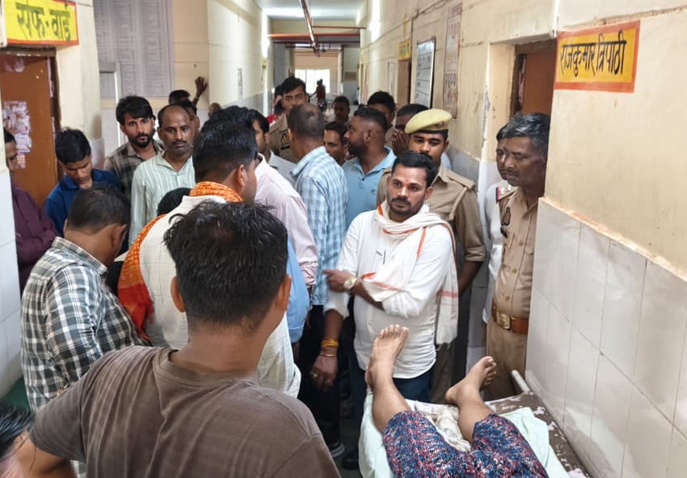 बाजारशुकुल के सामुदायिक स्वास्थ्य केंद्र में मरीजों की भीड़।-संवाद