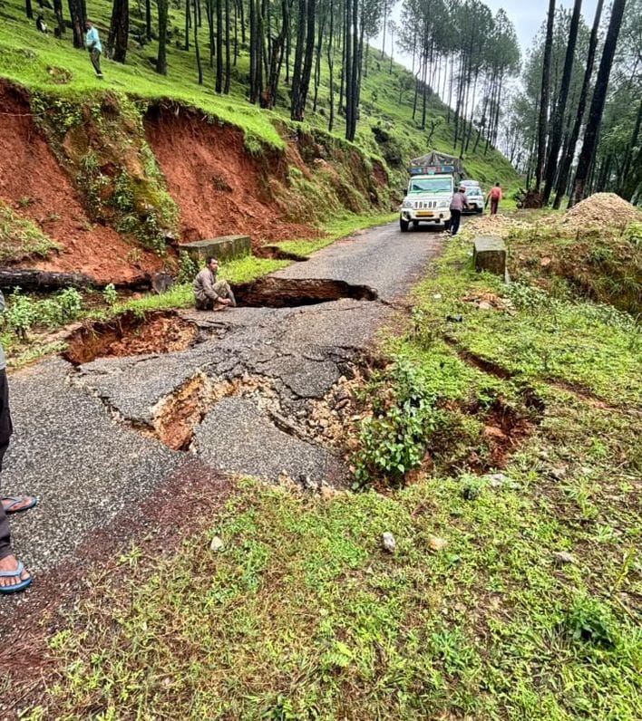 बारिश से ध्वस्त हुई राईआगर-चामाचौड़-मनगड़ सड़क। 