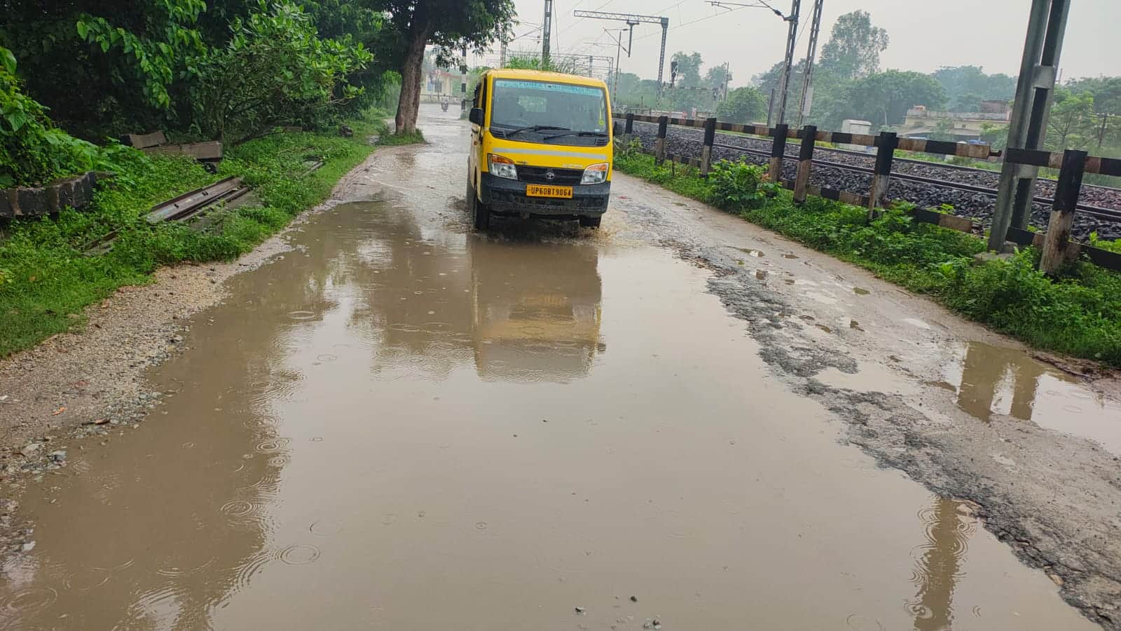 बैरिया क्षेत्र के सुरेमनपुर-दुर्जनपुर मार्ग पर बने गड़्ढों में हुआ जल जमाव तथा उससे होकर गुजरती