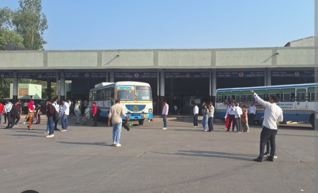 बस का इंतजार करते हुए यात्री। संवाद