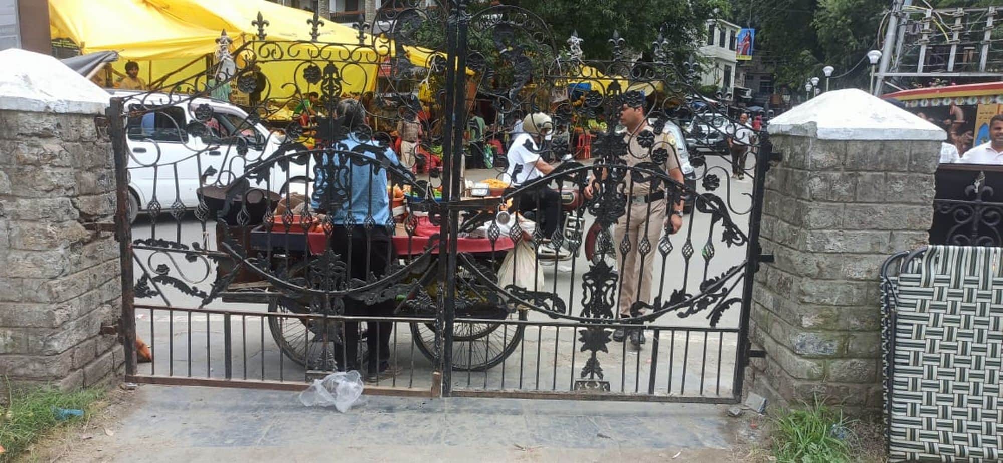 चंबा में बंद पड़ा चौगान की और जाने वाला गेट।संवाद