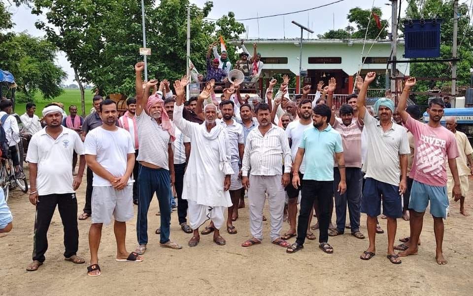 चंदौली में विंध्य एक्सप्रेस के विरोध में प्रदर्शन करते किसान। स्रोत:-जागरूक पाठक