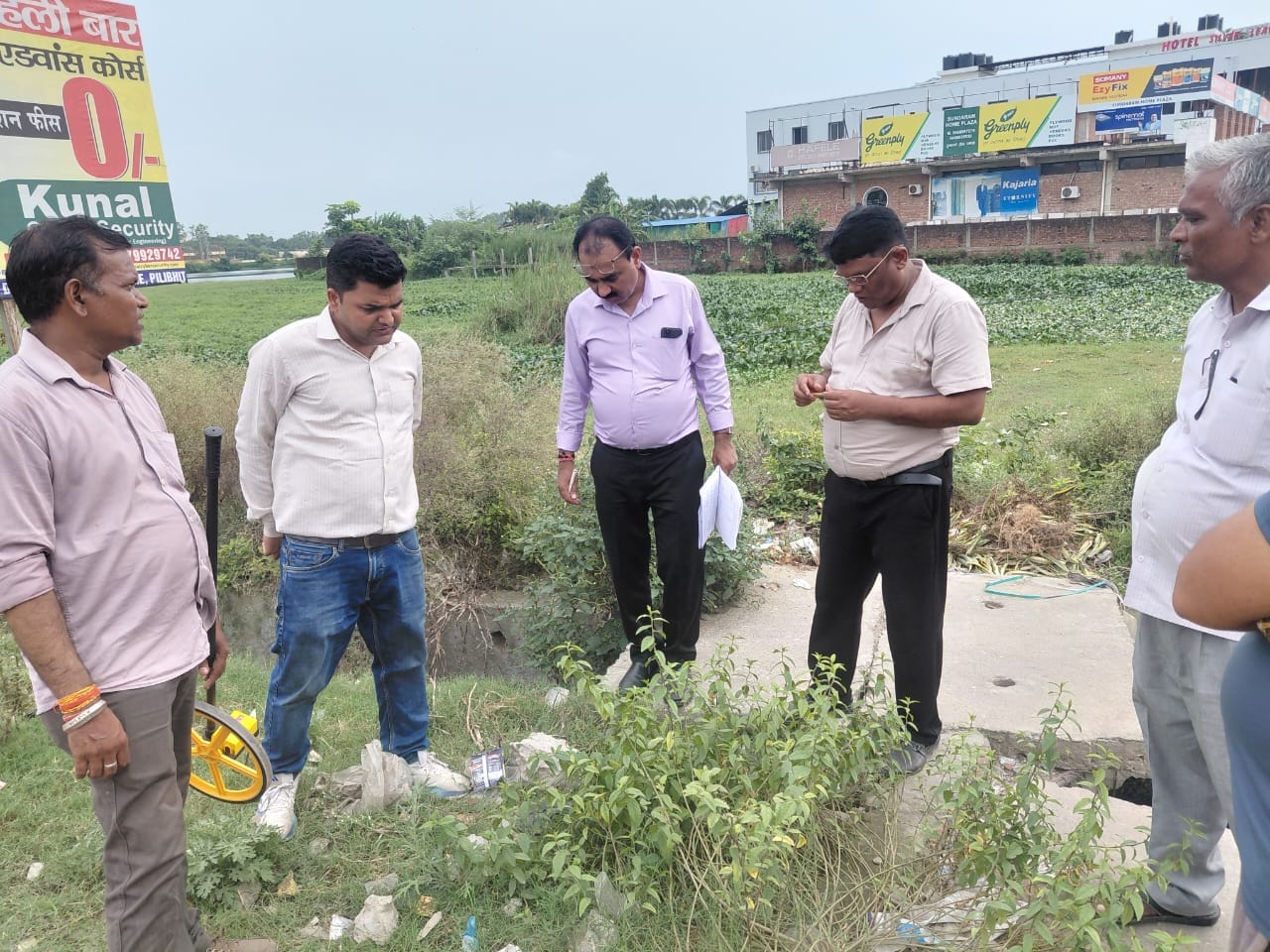 डिग्री कॉलेज चौराहे पर नाले की स्थिति परखते टीम के सदस्य। संवाद