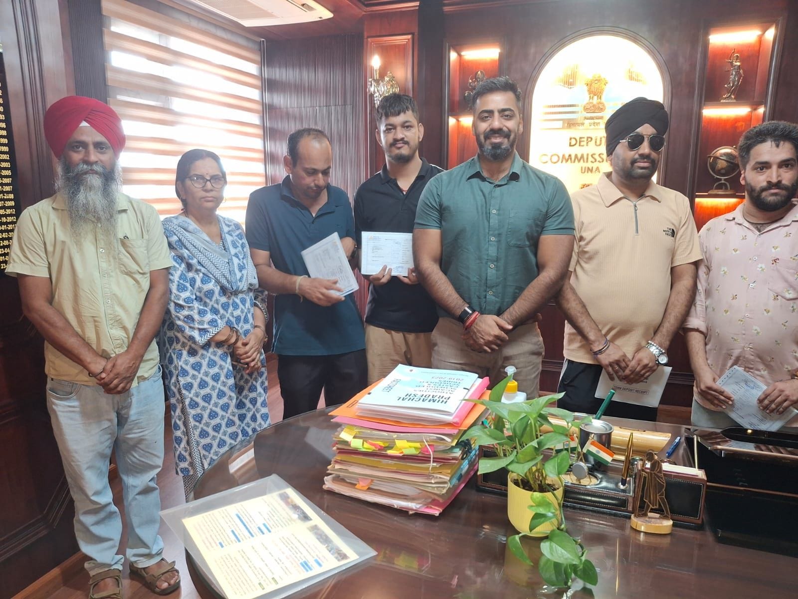 डीसी जतिन लाल ने चार दिव्यांगजनों को एफडी प्रमाणपत्र सौंपते। विभाग